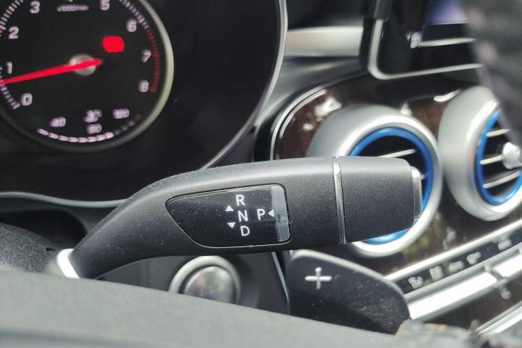 Used Mercedes-Benz GLC 2018 Facelift GLC 260 4MATIC Luxury Edition Gear Lever