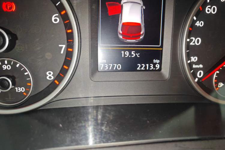 Used Volkswagen Tiguan 2015 1.8TSI Automatic Two-Wheel Drive Luxury Model Odometer Close Up