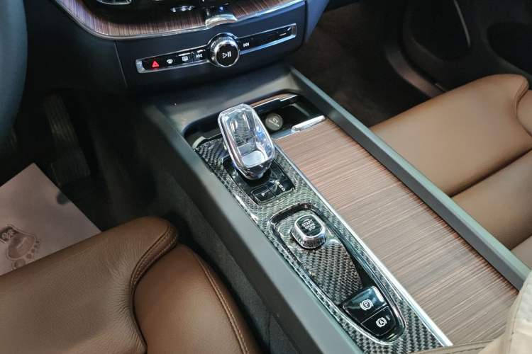 Used Volvo XC60 2024 B5 4x4 Smart Luxury Edition
