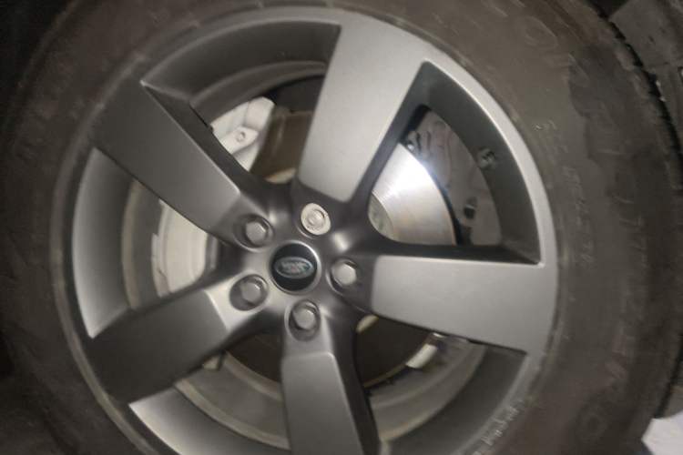 Used Land Rover Defender 2025 110 3.0T P400 – Dynamic HSE Right Front Wheel Hub