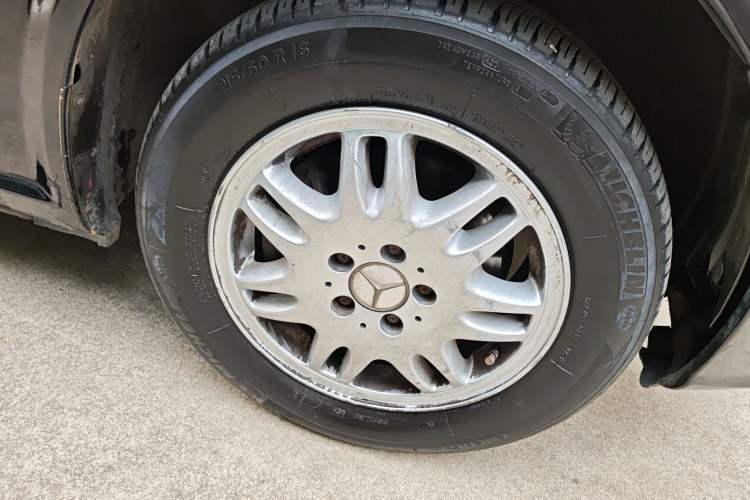 Used Mercedes-Benz Vito 2011 2.5L 7-seater executive version Right Front Wheel Hub