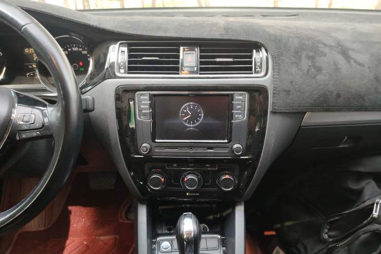 Used Volkswagen Sagitar 2018 1.6L Automatic Comfort Model Audio And AC Panel