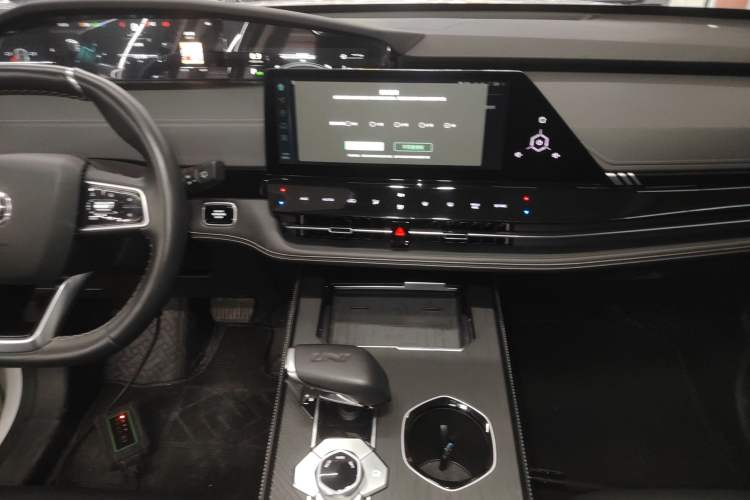 Used CHANGAN UNI-K 2024 2.0T Two-Wheel Drive YueShang Trim Audio And AC Panel