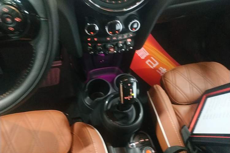 Used MINI 2018 1.5T COOPER Artist Gear Lever