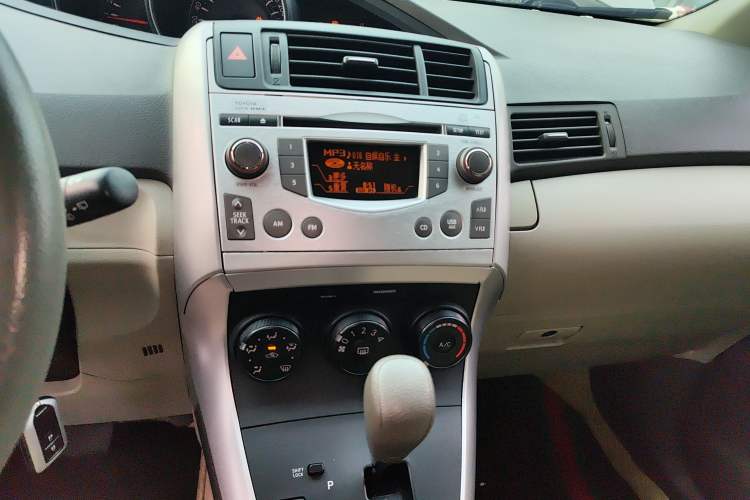 Used Toyota Verso 2014 Starlight 180E CVT Elite Edition Audio And AC Panel
