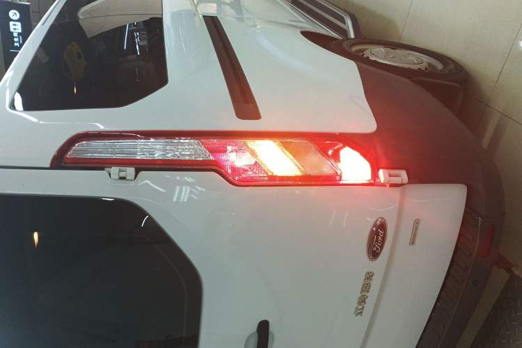 Used Ford Transit 2019 2.0T Gasoline Automatic Multi-Function Commercial Vehicle Short Wheelbase Low Roof 6-Seater China VI Standard