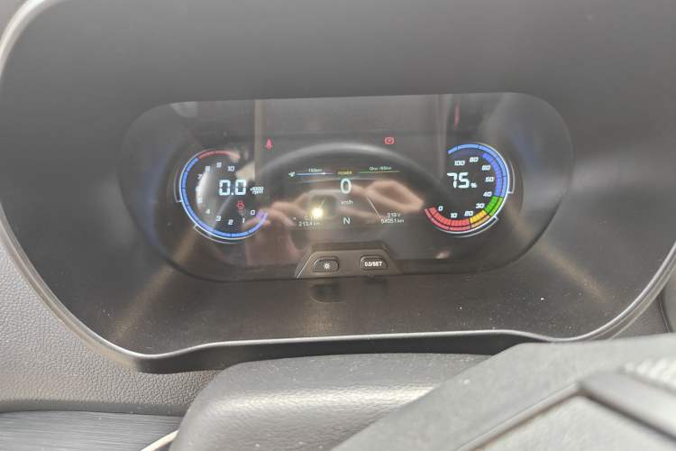 Used CHANGAN KAICHENG Ruixing EM60 2025 Model, Passenger Version—Comfortable Type, 6 Seats, 240 km, Side Doors, 60 kW Instrument Cluster