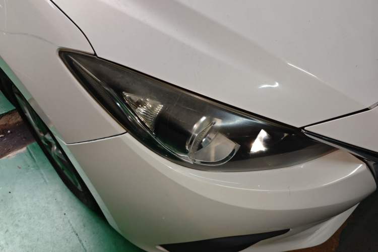 Used Mazda 3 Axela 2014 Sedan 1.5L Automatic Comfort Model
