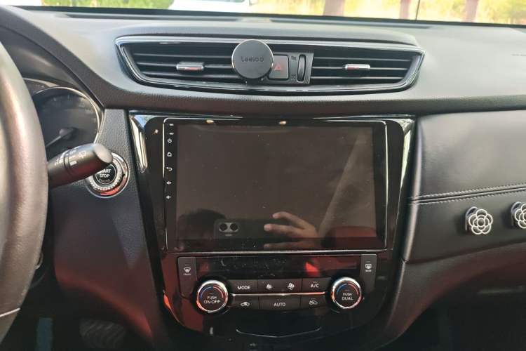 Used Nissan X-Trail 2019 2.0L CVT Comfort Edition 2WD Audio And AC Panel