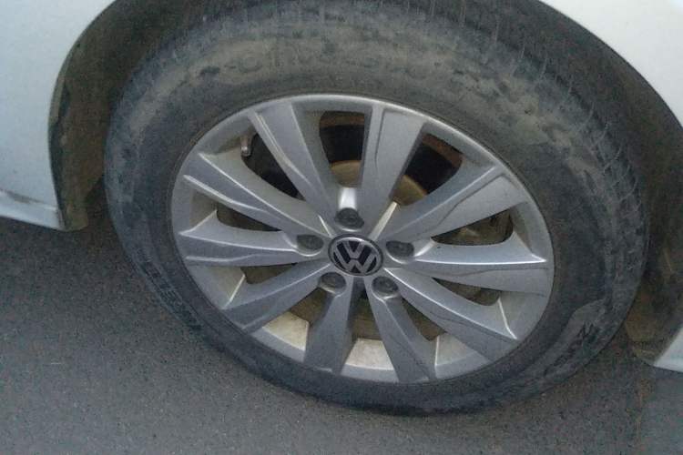 Used Volkswagen Sagitar 2015 1.6L Automatic Comfort Model Right Front Wheel Hub