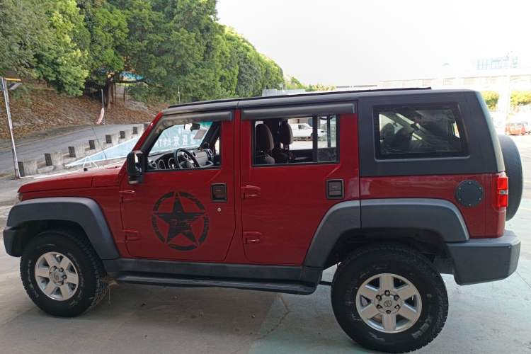 Used BAIC Off-Road BJ40 2016 40L 2.0T Manual Two-Wheel Drive Luxury Edition
