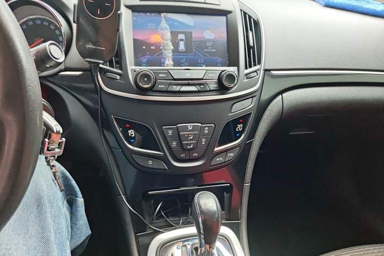 Used Buick Regal 2015 1.6T Leading Technology Model Audio And AC Panel