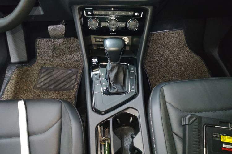 Used Volkswagen Tiguan L 2018 330TSI Automatic Two-Wheel Drive Luxury Edition Gear Lever