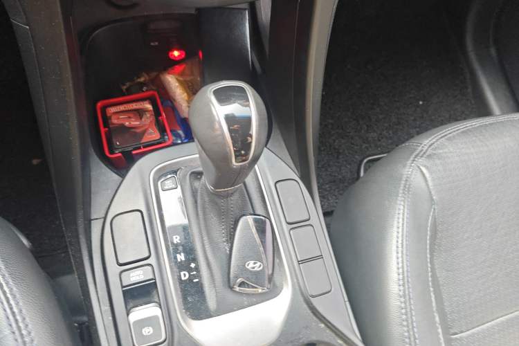 Used Hyundai Santa Fe 2013 2.4L Automatic Two-Wheel Drive Smart Version Gear Lever