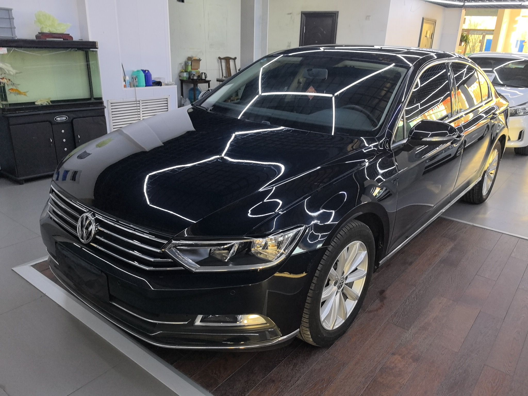 تحت مقدمة السيارة