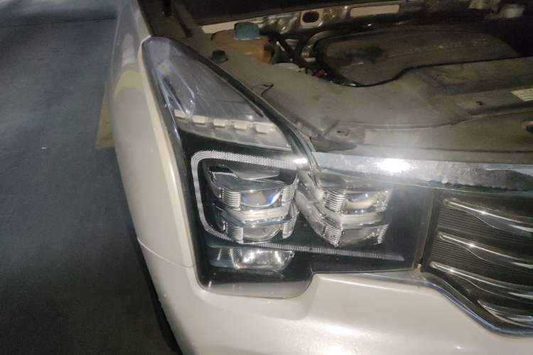 Used GAC Trumpchi GS8 2017 320T Two-Wheel Drive Prestige Version (7 Seats) Right Front Headlight