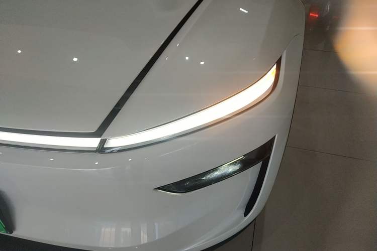 Used Tesla Model Y 2026 Rear-Drive Model Left Front Headlight