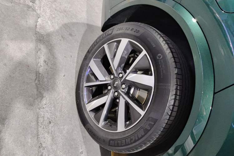 Used Li Auto L8 2023 Max model Right Rear Wheel Hub