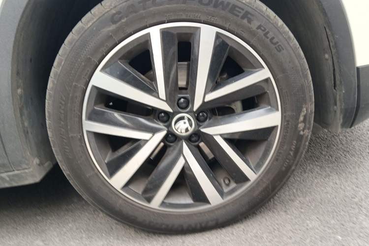 Used Skoda Kamiq 2022 1.5L Automatic Comfort Edition Right Front Wheel Hub