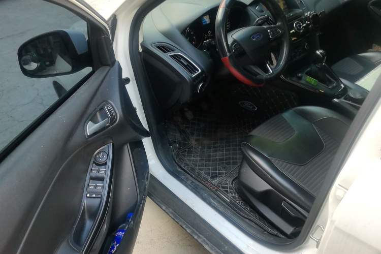 Used Ford Focus 2015 Sedan 1.6L Manual Fashion Edition Driver Seat