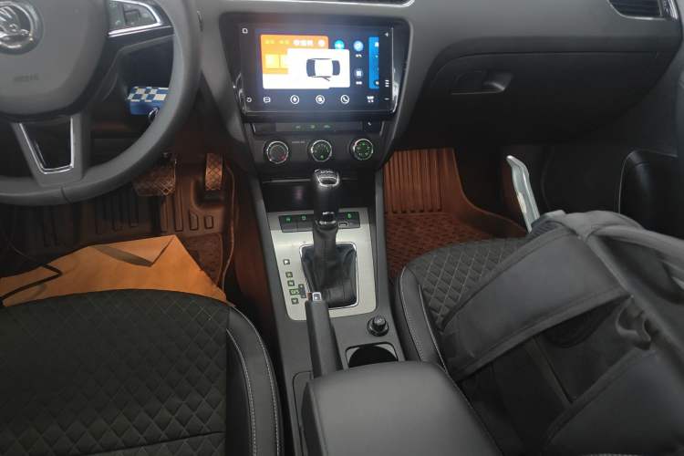 Used Skoda Octavia 2019 TSI280 DSG SmartDrive Luxury Edition China VI Gear Lever