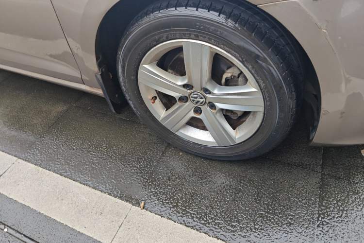 Used Volkswagen Golf 2014 1.4TSI Automatic Luxury Model Right Front Wheel Hub