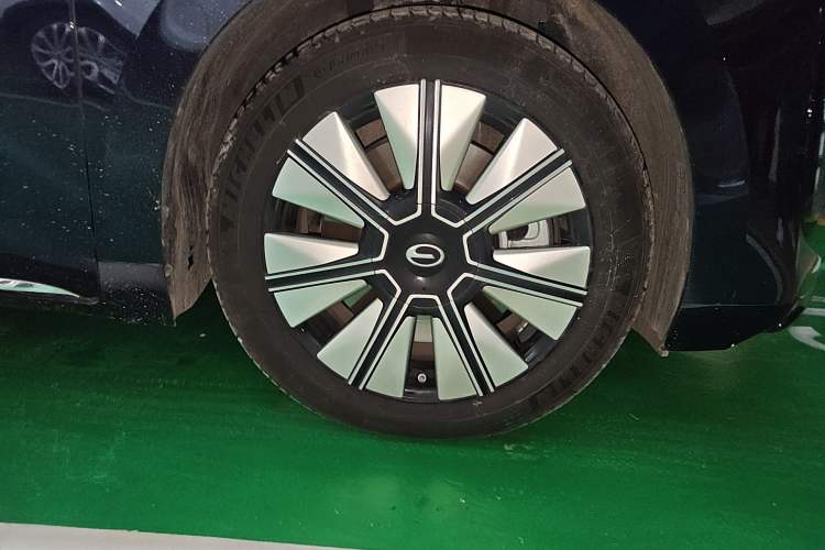 Used GAC Trumpchi E8 New Energy 2024 150km Dragon Roar Starry Night+ Right Front Wheel Hub