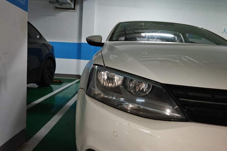 Used Volkswagen Sagitar 2014 1.4TSI Automatic Luxury Model Right Front Headlight