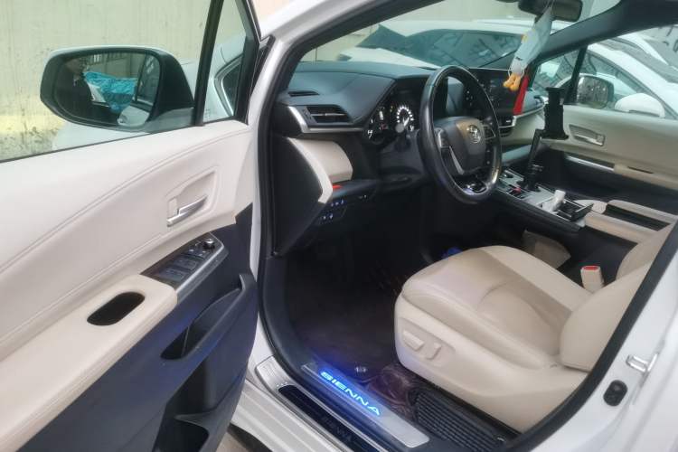 Used Toyota SIENNA 2021 2.5L Hybrid Premium Edition
