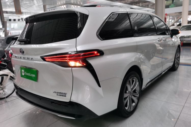 Used Toyota Sienna 2023 2.5L Hybrid Platinum Edition