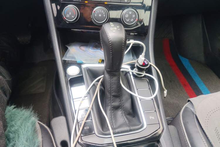 Used Volkswagen Sagitar 2023 300TSI DSG Excellence Edition Gear Lever