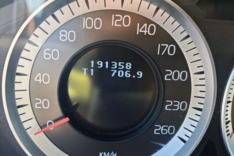 Used Volvo XC60 2012 T5 Comfort Edition Odometer Close Up