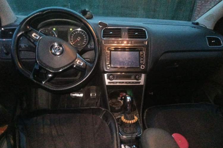 Used Volkswagen Polo 2014 1.6L Cross Polo Automatic Center Console