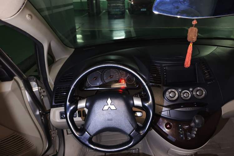 Used Mitsubishi Grandis 2007 2.4 7-Seater Comfort Edition Steering Wheel