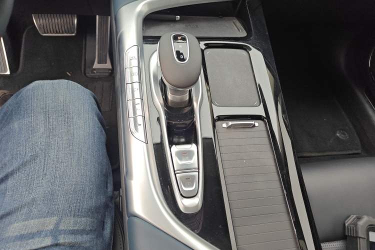 Used VOYAH FREE 2021 Four-Wheel Drive Standard Range-Extended Exclusive Luxury Package Gear Lever