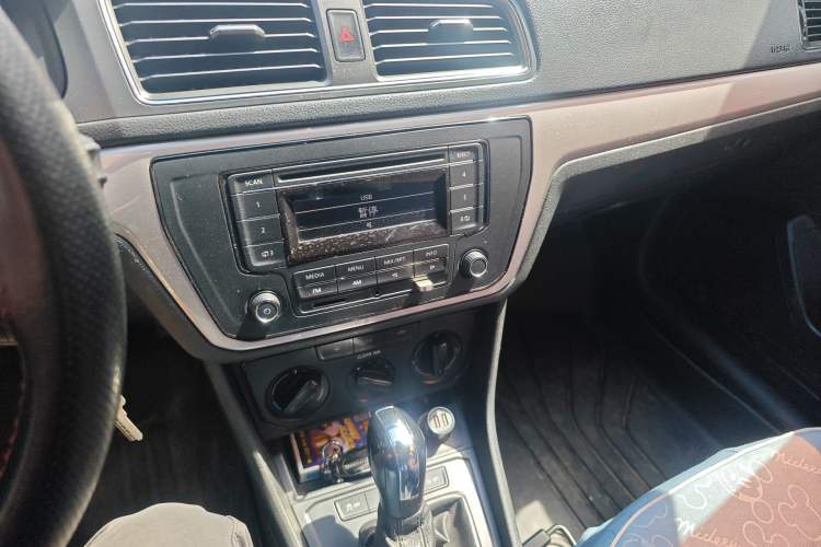 Used Volkswagen Lavida 2017 1.6L Automatic Fashion Edition Audio And AC Panel