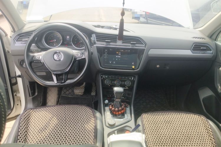 Used Volkswagen Tiguan L 2019 380TSI Automatic All-Wheel Drive Luxury Edition with 7 Seats China VI Standard Center Console