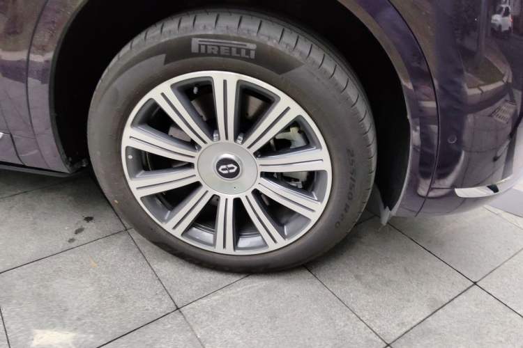 Used Hima AITO M8 2025 Model Pure Electric Max+ Five-Seat Long-Range Version Right Front Wheel Hub