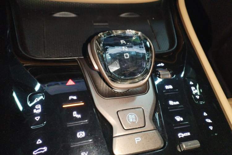 Used Denza D9 2022 DM-i 1040 Prestige Model
