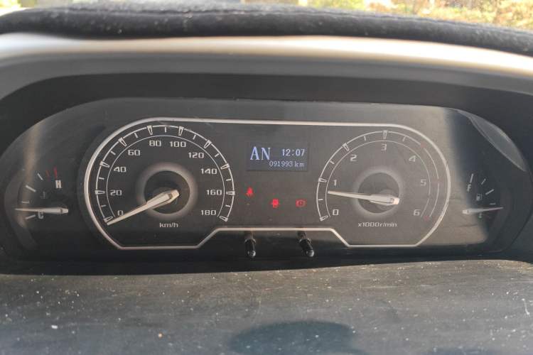 Used SAIC MAXUS Xintu V80 2018 2.5T AMT Aoyuntong Short Wheelbase Ultra-Low Roof 5-6 Seater
