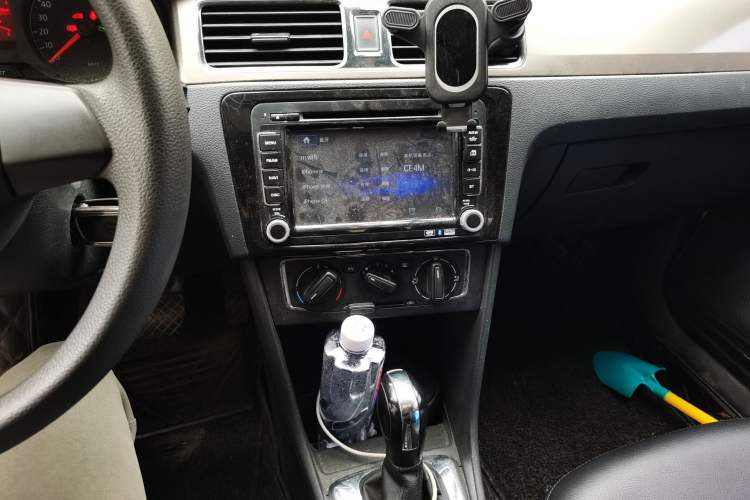 Used Volkswagen Santana 2015 1.6L Automatic Comfort Edition Audio And AC Panel