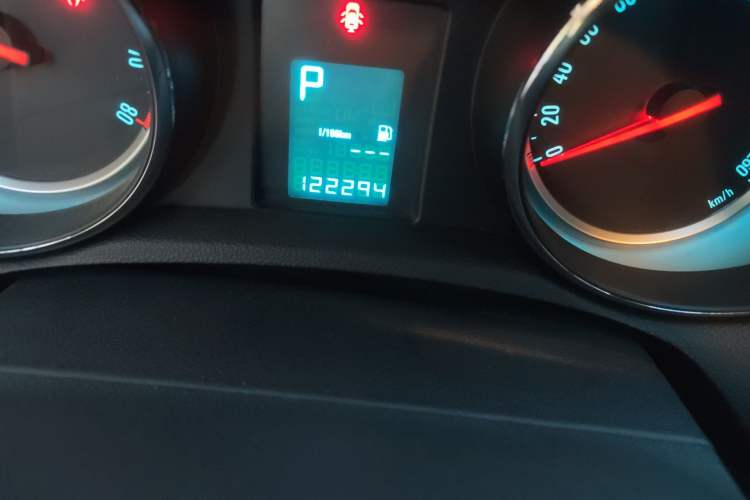 Used Buick Encore 2015 1.4T Automatic Two-Wheel Drive Urban Elite Version Odometer Close Up