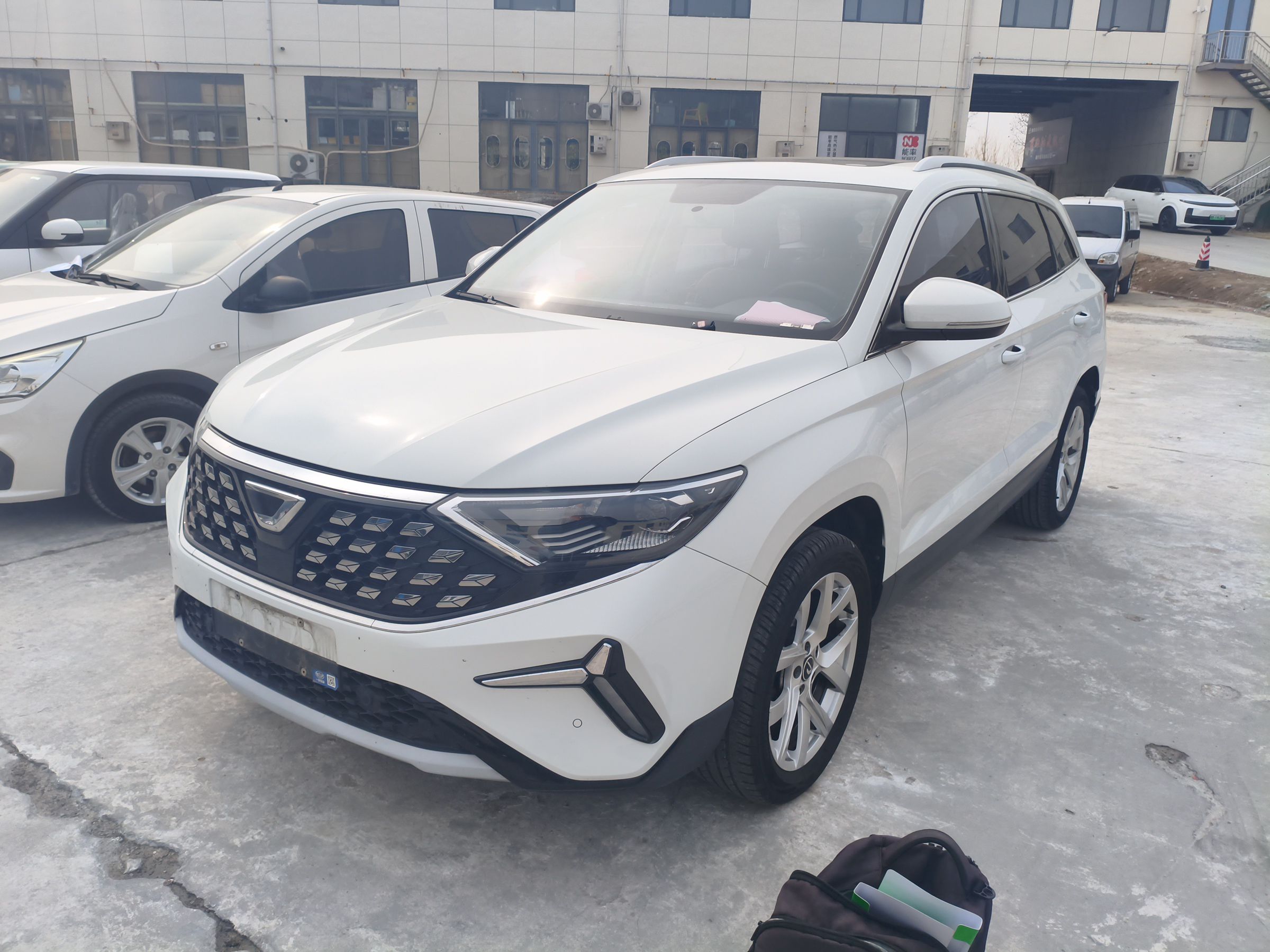 Под передней частью автомобиля