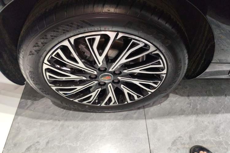 Used Hongqi H5 2025 2.0T Automatic Flag Edition – 500 000 Units Commemorative Version Right Rear Wheel Hub