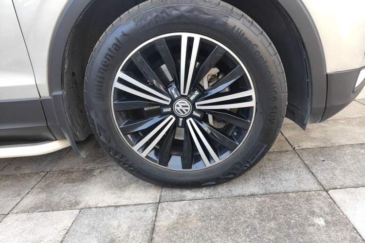 Used Volkswagen Tiguan L 2017 380TSI Automatic All-Wheel-Drive Luxury Edition Right Front Wheel Hub