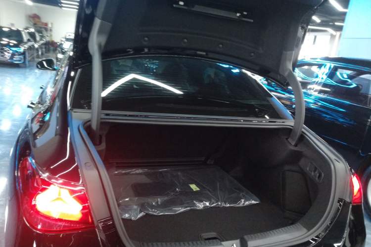 Used Mercedes-Benz E-Class 2025 Facelift E 300 L Luxury Edition
