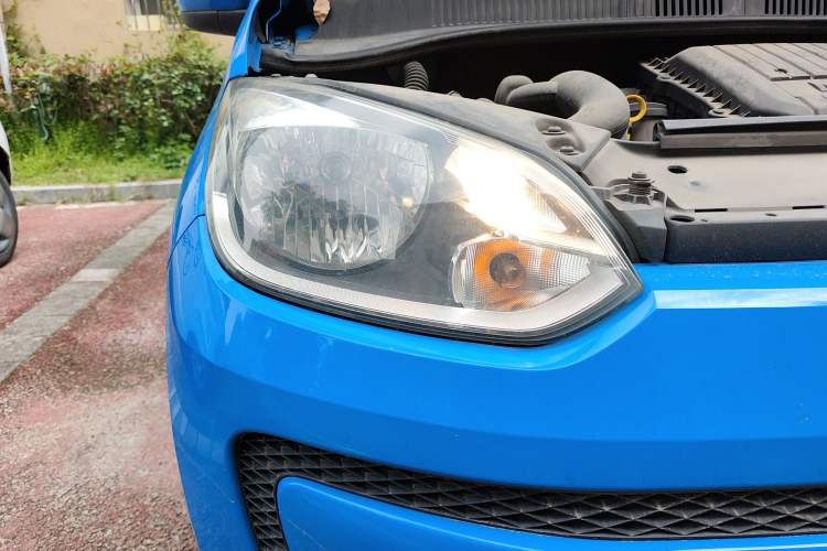 Used Volkswagen up! 2015 1.0L move up! Right Front Headlight