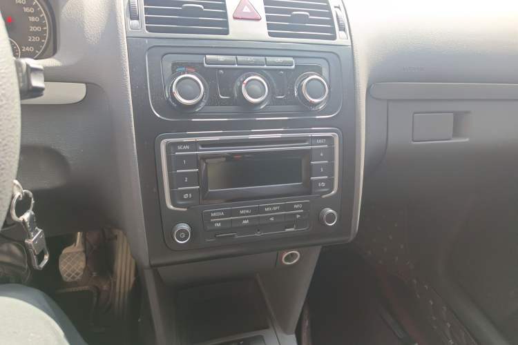 Used Volkswagen Touran  Audio And AC Panel