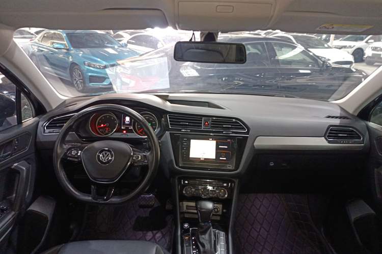 Used Volkswagen Tiguan L 2019 Updated Version 330TSI Automatic Two-Wheel Drive Panoramic Comfort Edition China VI Standard Center Console