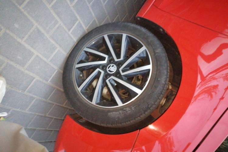 Used Skoda Rapid Spaceback 2020 1.5L Automatic Comfort Edition Right Front Wheel Hub